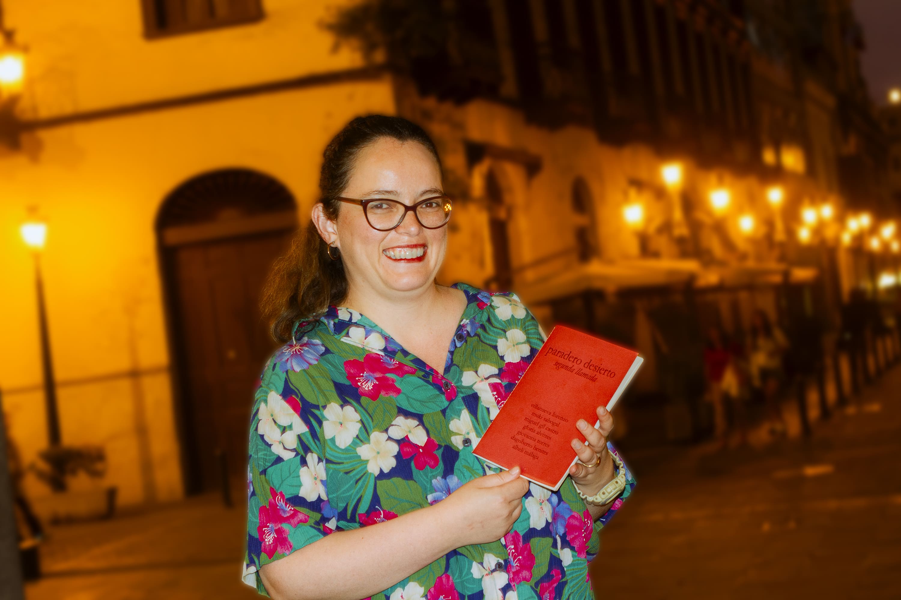 Alhelí Málaga posa con el libro, con una sonrisa graciosa