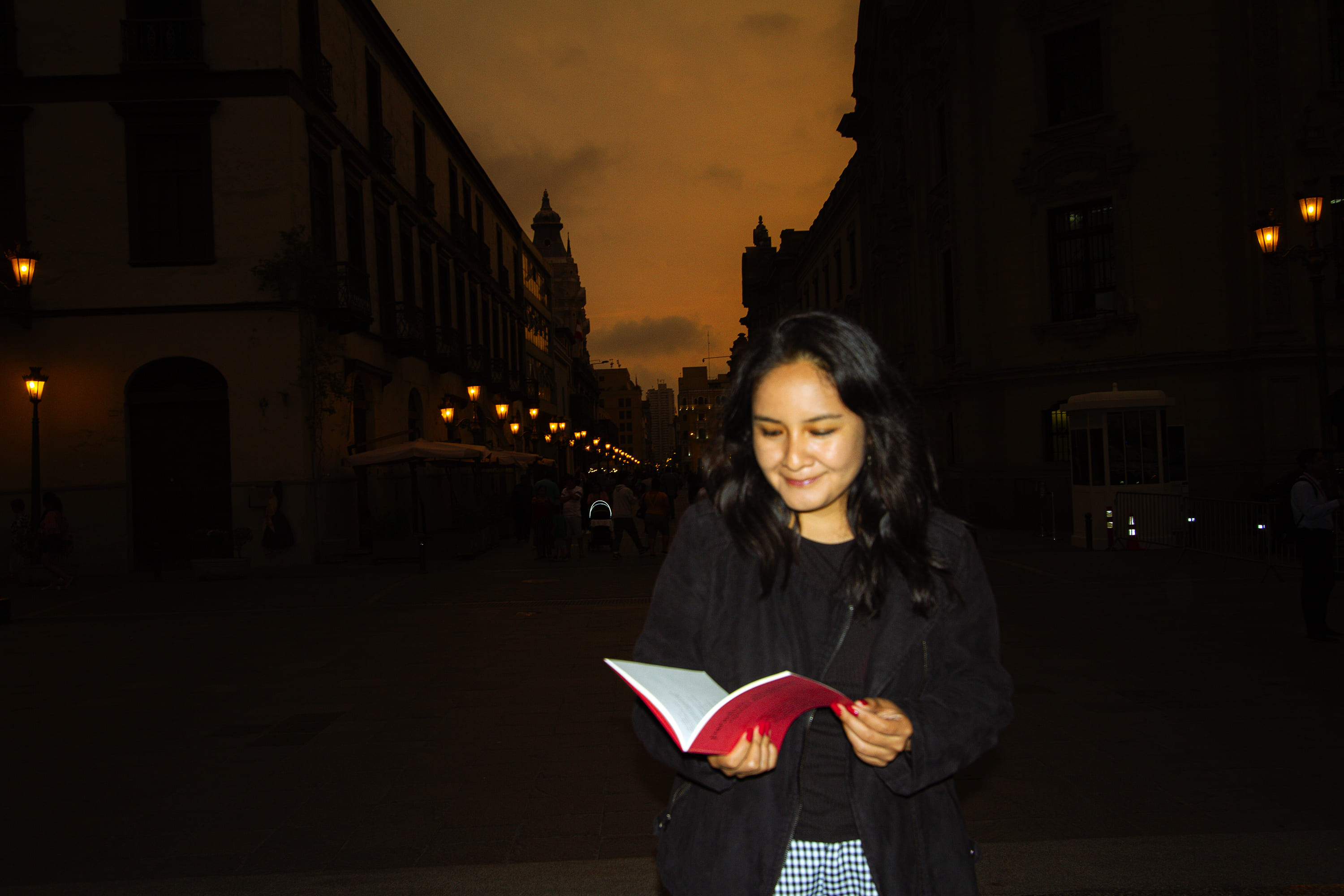 Giovanna Torres está revisando el 'Paradero desierto. Segunda llamada' en los exteriores de la Casa de la Literatura