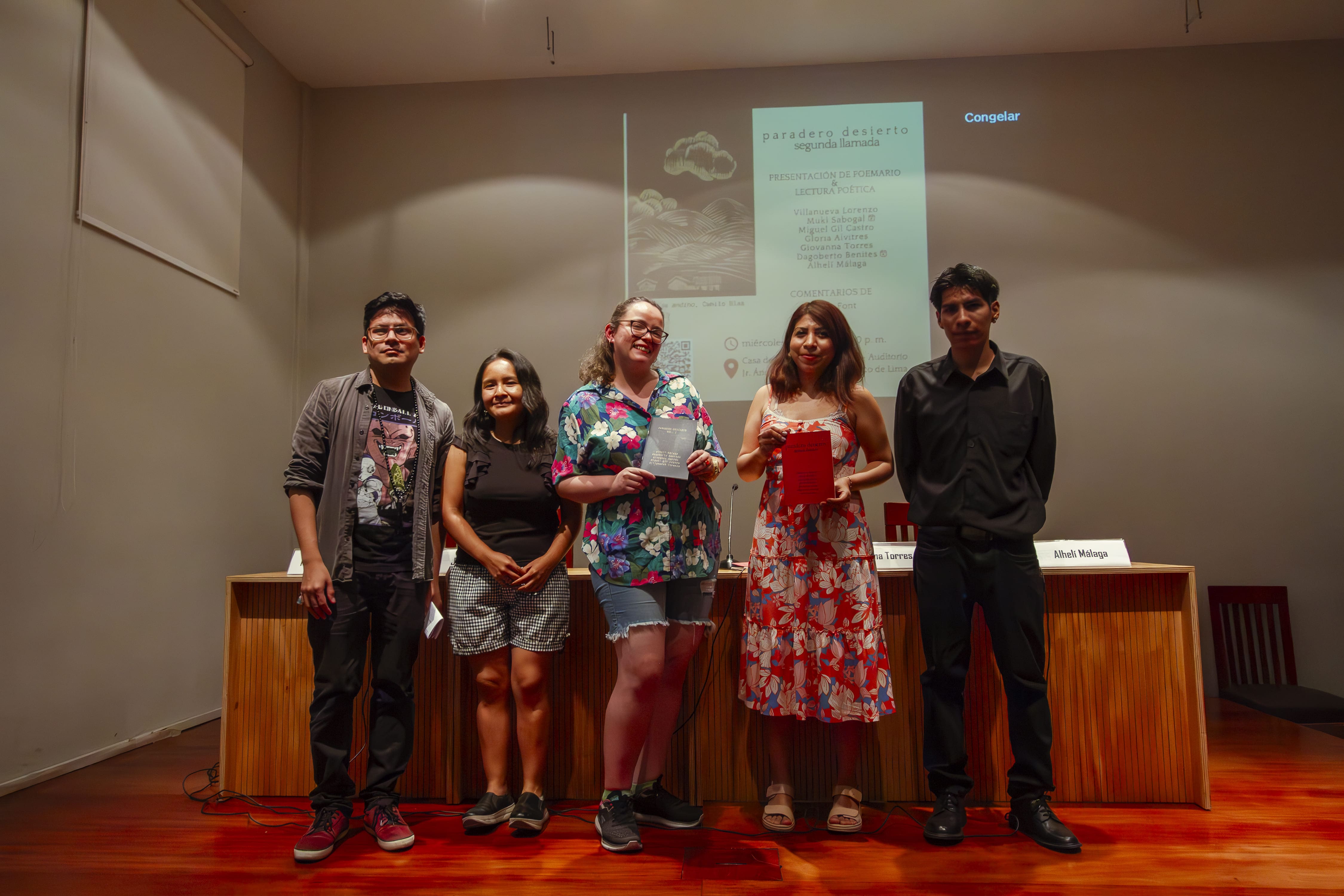 Miguel Gil Castro, Giovanna Torres, Alhelí Málaga, Gloria Alvitres y Villanueva Lorenzo posan en conjunto con su segundo libro colectivo